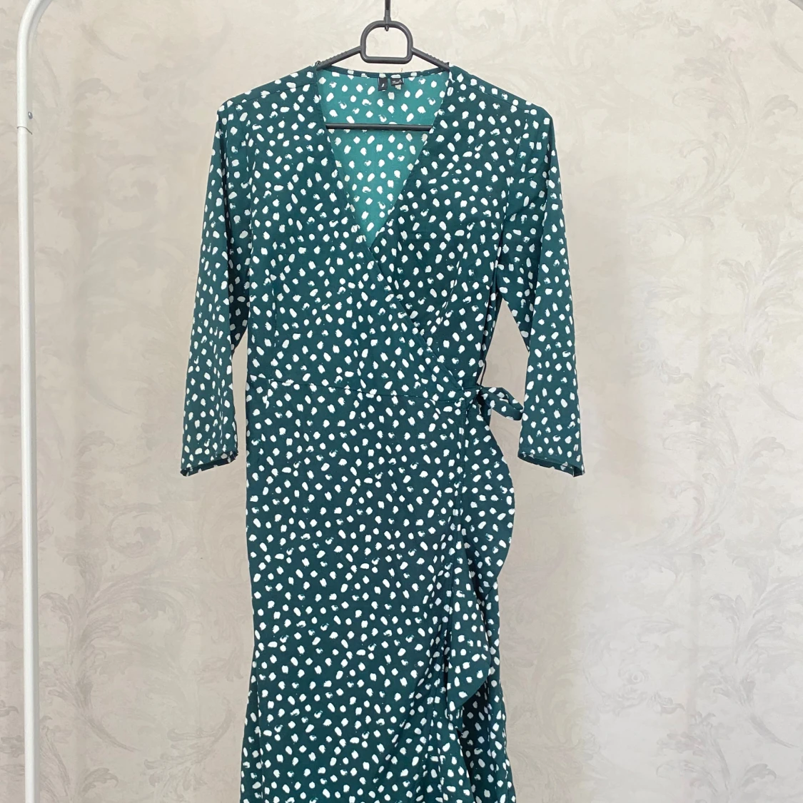 Grön omlottklänning med vita prickar  - 1