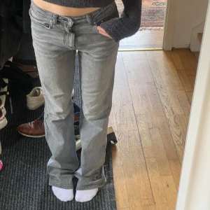 Gråa jenas från Gina tricot  - Säljer dessa snygga jenas från Gina tricot❤️