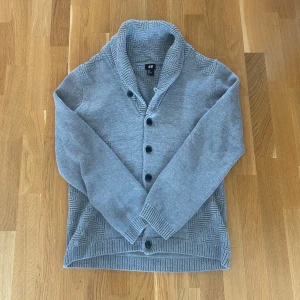 Grå cardigan - Grå cardigan från hm. Inga defekter. Hör av dig om du är intresserad