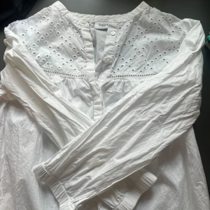 Skjorta - Super gullig sommar skjorta från saint tropez i storlek xs, skriv i dm för funderingar💗💗 den är använd väldigt några gånger💓