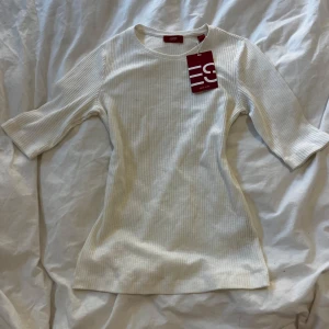 Helt ny t-shirt - Oanvänd tight t shirt med randigt mönster från Esprit 💕💕