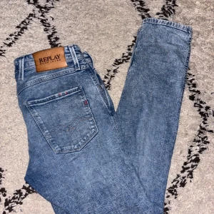  Replay anbass  - Säljer mina replay jeans i riktigt bra skick. Använda max tre gånger och inga tecken på användning. Jeansen har en riktigt snygg ljusblå tvätt och är i storlek w28. Priset är absolut diskuterbart 