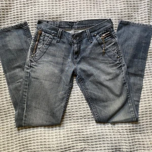 Grå Levis jeans  - Coola gråa jeans från Levis. Midjemått 38 tvärs över innerbenslängd 80 cm. Sitter snyggt baggy på storlek S!!!❣️
