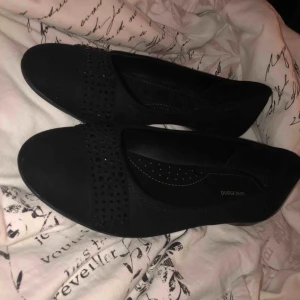 Skor - Jätte söta ballerina skor som är använda Max en gång.. skorna var tyvärr för stora för mig så därför säljer ja dom