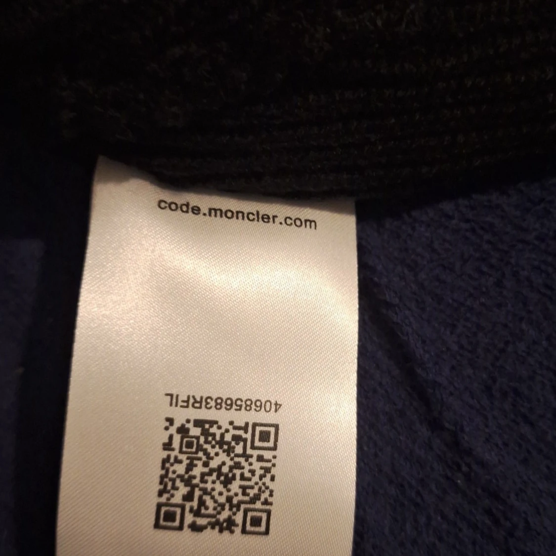 Svart ribbad mössa från Moncler - 4