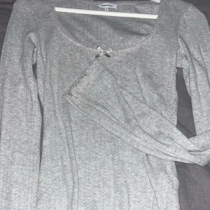 Långärmad tröja grå  - Säljer denna fina tröja med fina detaljer ifrån bubblerom knappt använd jättefint skick storlek small skulle nog massa en medium fint också 