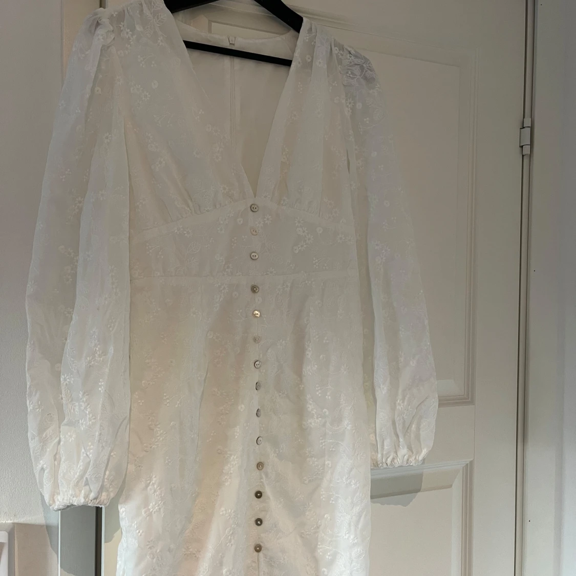 Vit klänning med puffärmar och knappar - 1