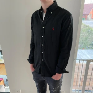 Polo Ralph lauren skjorta  - Säljer nu denna Polo Ralph lauren skjorta, skriv fler fler bilder/frågor🙌🏼 OBS INGA BYTEN!😃