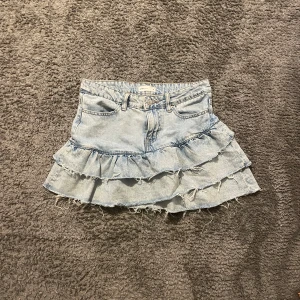 Jeanskjol med volang - Jättesnygg jeanskjol med volanger från Gina. Knappt använd!