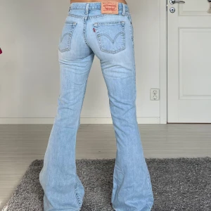 Levis - Midjemått: 36cm rakt över, innerbenslängd: 82cm 💕