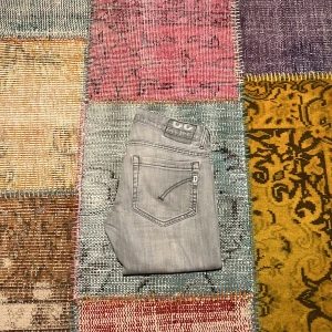 Grå dondup jeans  - Säljer ett par stilrena gråa dondup jeans med en riktigt snygg slitning på vänstra knäet! Storlek 32 skick 9/10. Priset kan diskuteras vid SNABB affär! /Scandi Reventio