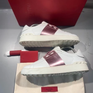 Valentino skor - Hej! Säljer nu mina skor från märket Valentino, storlek 39 bra skick, givetvis äkta. Tveka inte på att höra av dig om du har frågor eller funderingar kring skorna! 