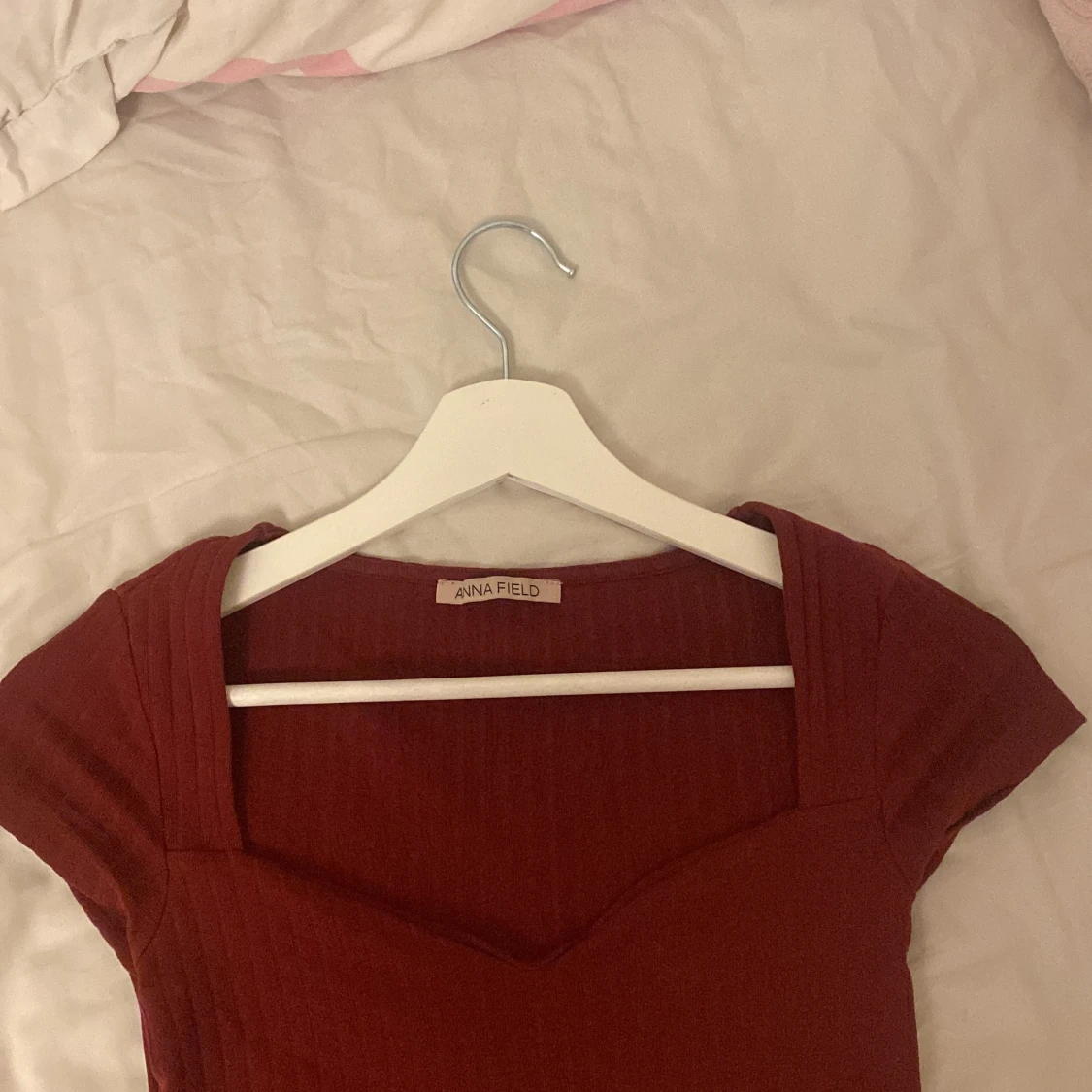 Vinröd ribbad topp från Anna Field - 2