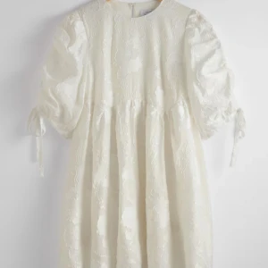 Vit klänning med puffärmar  - Superfin vit klänning med puffiga ärmar med knyt och vackra broderade blommor. Perfekt till sommaren och studenten! Köpt för 1390kr, helt oanvänd med prislappen kvar!