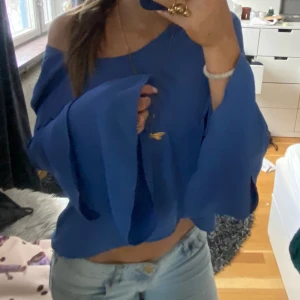 Blå blus med volangärmar  - Superfin blå blus från Gina tricot. Den har volang ärmar (skriv för bilder). Säljer då den inte kommer till användning så mkt. Skriv för frågor osv!