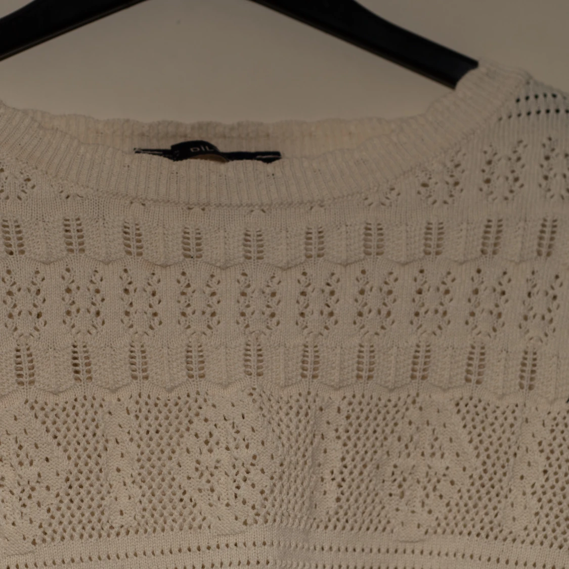 Beige stickad tröja med spetsmönster - 1