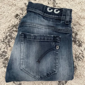 Dondup George jeans - Säljer dessa Dondup jeans i modellen George! | Skick 9/10 | Nypris +3500kr, säljer endast för 899kr | Hör av dig vid frågor!