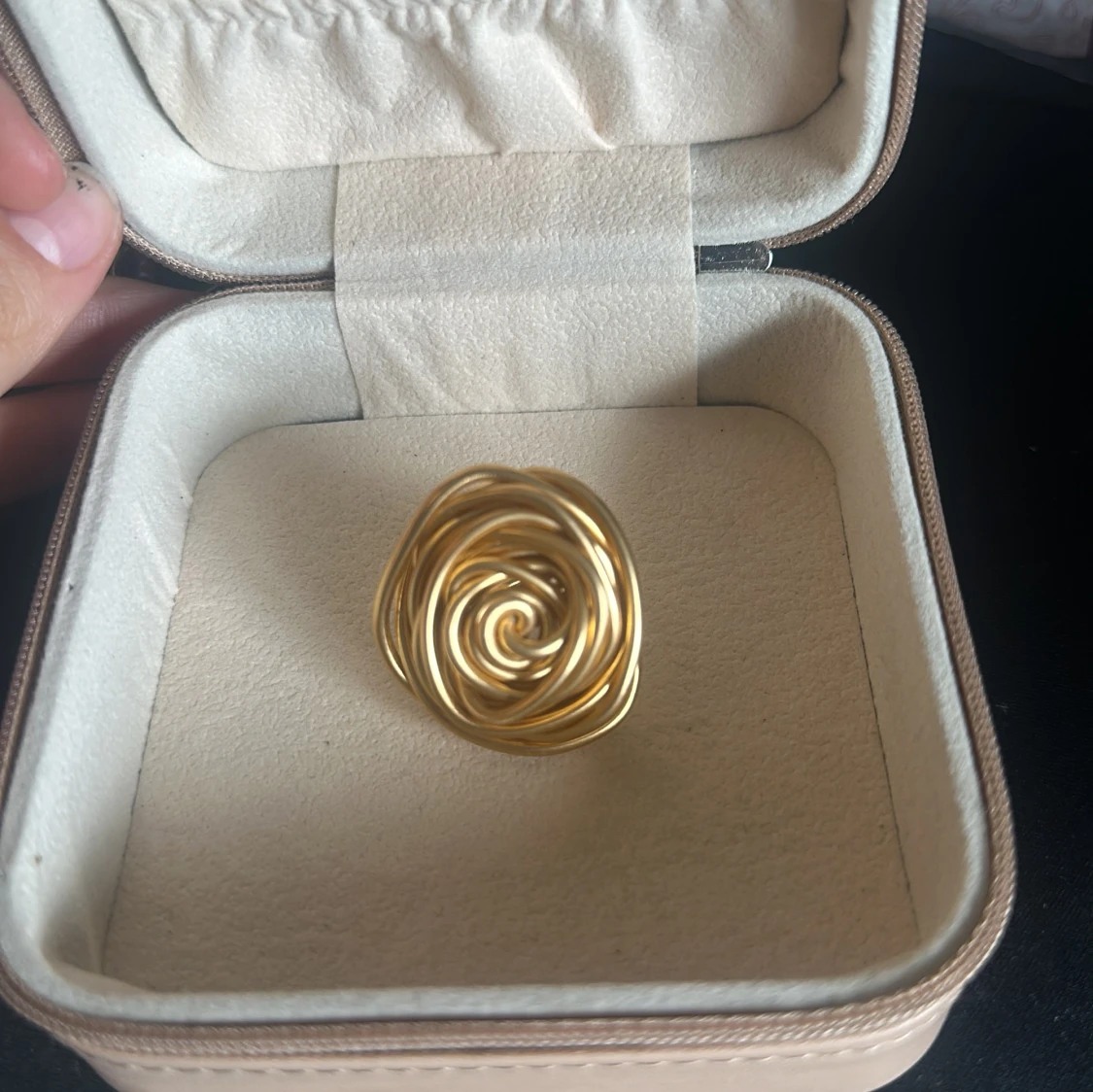 Stor guldig ring i spiralform