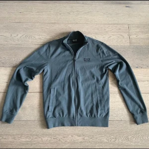 EA7 Zip  - Fet Emporio Armani zip. Den är aldrig använd, nyskick 10/10. Storlek M.