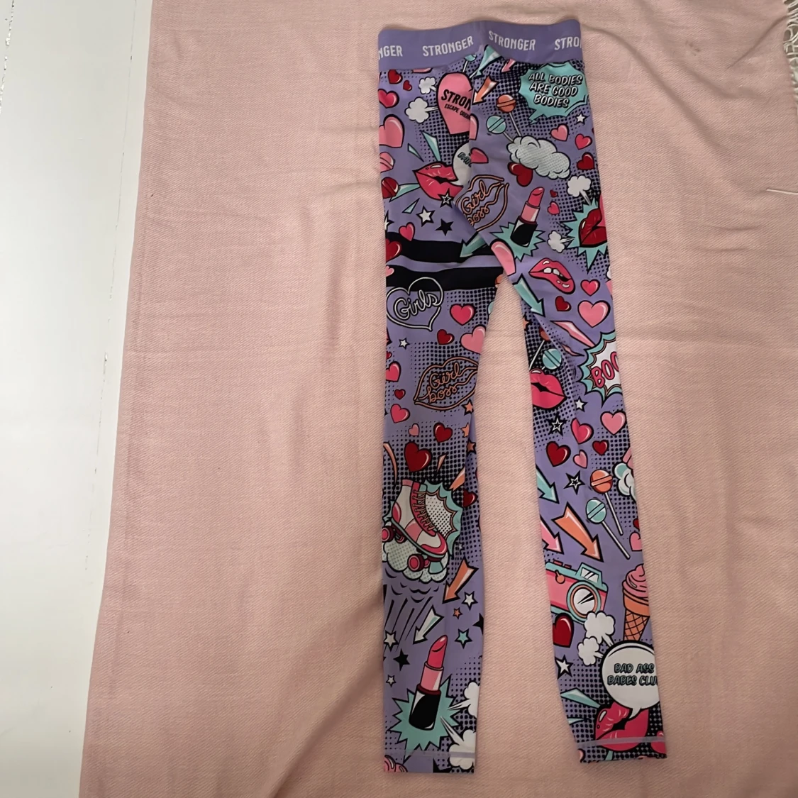 Lila leggings med pop art-mönster från Stronger - 1