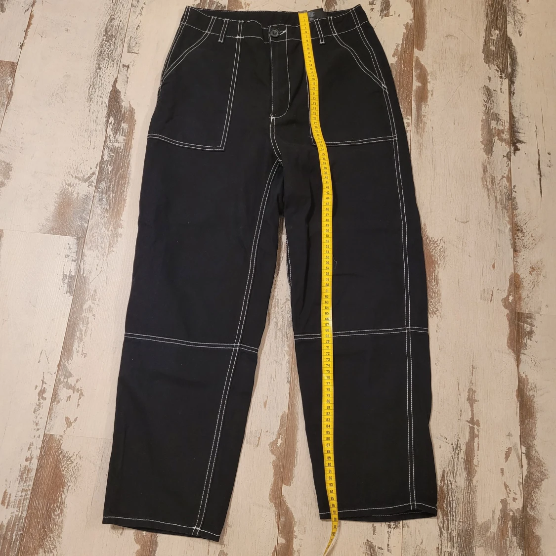 Svarta byxor med vita sömmar från H&M Divided st 40 - 3