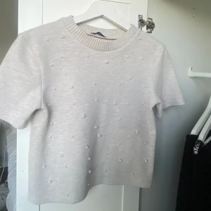 tröja från zara - snygg tröja från zara med små pärlor på framsidan!💞