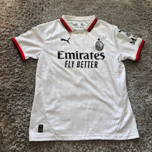 Ac Milan matchtröja  - Grym kvalitet, vid frågor eller beställning av andra tröjor är det bara att skicka DM 