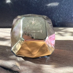 Lady Million Eau de Parfum 30 ml - Säljer en Lady Million parfym från Paco Rabanne. Flaskan är formad som en diamant med guldigt lock och mörkare, transparent botten. Lyxig och ikonisk design som verkligen sticker ut på hyllan. 30 ml. Säljes då jag har blivit allergisk mot dofter.  Ungefär 28 ml kvar därav priset är 490 kr (nypris 880 kr). 