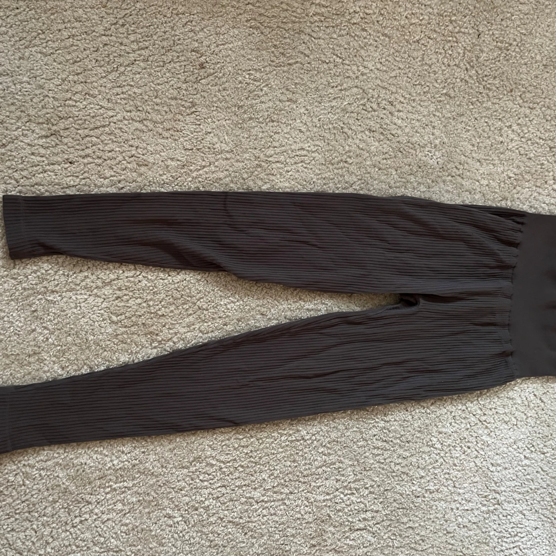 Gråa ribbade leggings