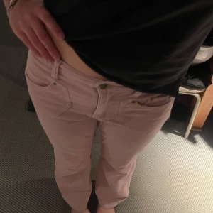 Supersnygga Ljusrosa byxor  - Supersnygg byxa med coola fickor och perfekt passform jag är ungefär 167 och midjebredd runt 40-42cm mid waist passar s/m