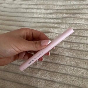 CAIA ögonskuggsstift Snow Spice - Krämigt ögonskuggsstift från CAIA i nyansen Snow Spice. Pennan har en ljusrosa hylsa och själva skuggan är skimrande koppar-bronsig. Perfekt för att snabbt skapa en snygg ögonlook med metallisk finish. Aldrig testad, har tyvärr inte kartongen kvar! 