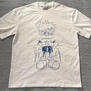 Vetements T-shirt  - Sjukt fet och nice T-shirt från Vetements med fränt tryck fram, bak och på ena ärmen. Har bara legat i garderoben ett tag nu då den tyvärr är lite för stor och pösig för min stil och därav är den lite skrynklig som kan ses på bilderna. Storlek XS men jag brukar ha S och den sitter som på sista bilden. Nypris ligger runt 3000-4000 kr. Hör av dig om du har frågor. Original tag sitter fortfarande på. 