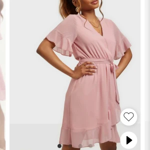 Rosa klänning - ✨Intressekoll✨En klänning från Sisters Point som jag köpte här på plick, hos mig är den bara använd 1 gång. Ordinariepriset är 500kr, men jag köpte den på plick för 250kr🌷