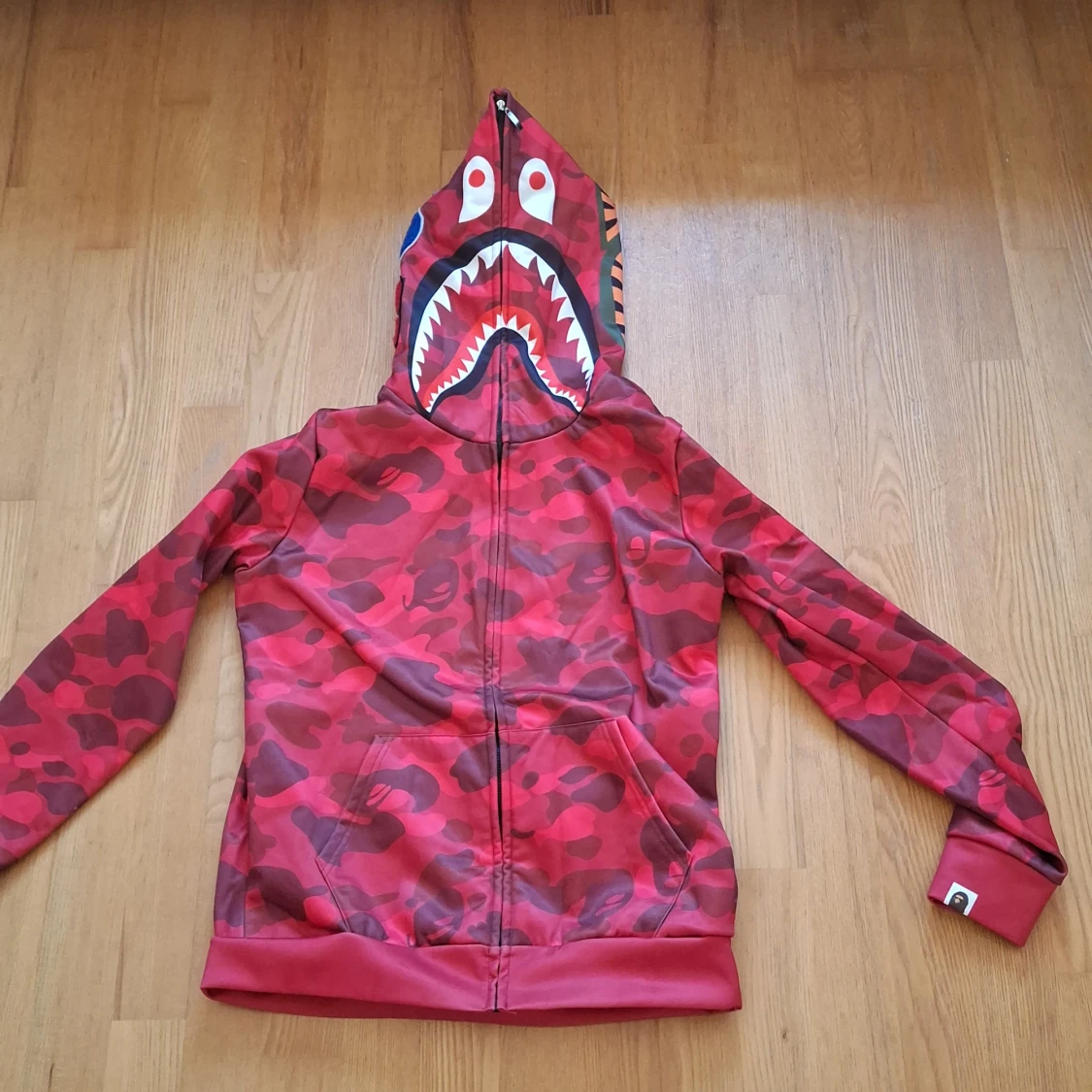 Röd camouflage zip-hoodie med hajmotiv från BAPE - 1