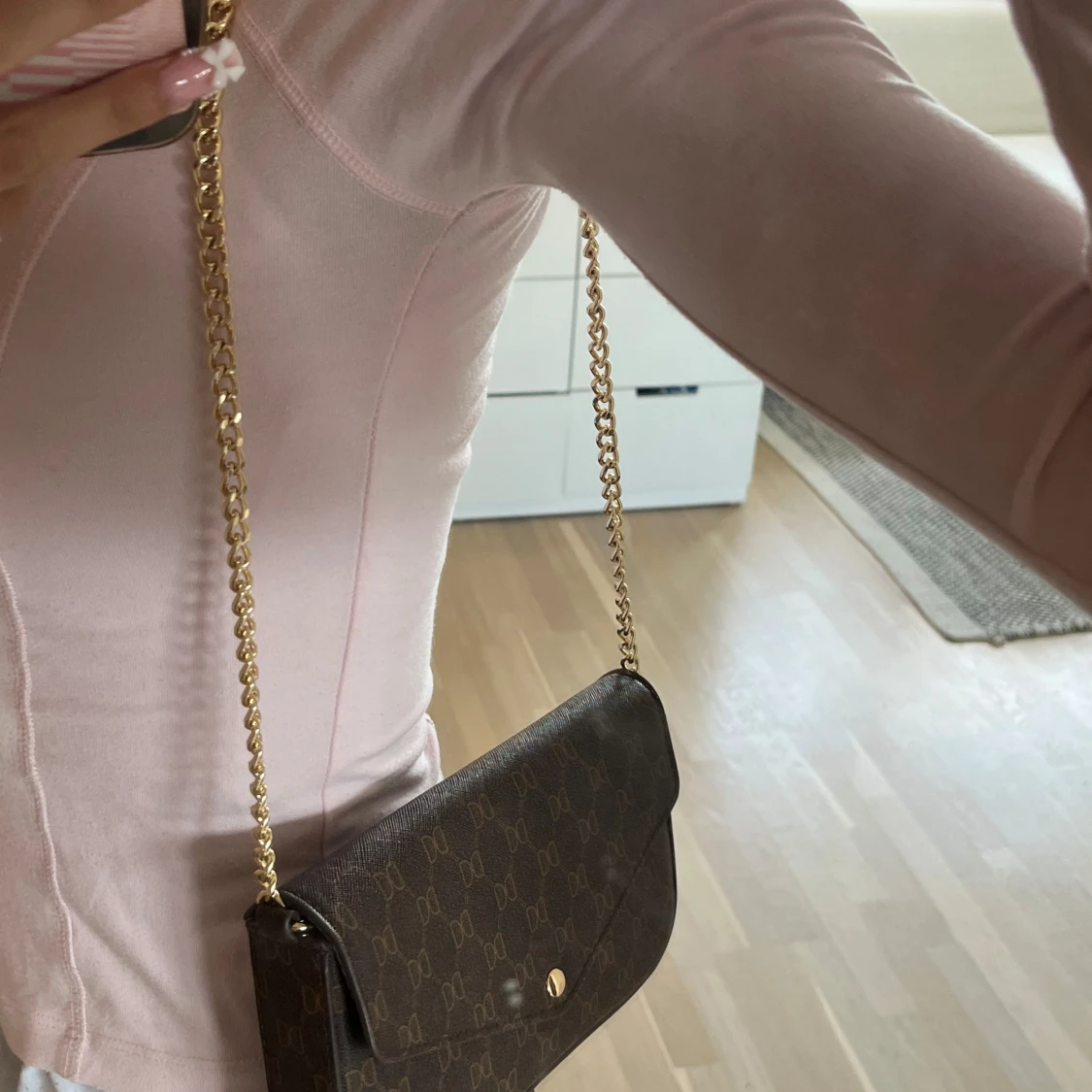 Brun axelväska med guldkedja från Don Donna