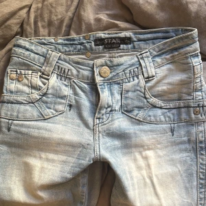 Utsydda jeans - Midjemått rakt över: 37cm💘Innerbenslängd: 80cm💘