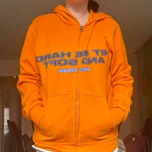 Billie Eilish Zip Hoodie Hit Me Hard And Soft The Tour - Köpt på Billie Eilish konsert 2025 i Stockholm. Nypris 1200. Baksidan har ett stort grafiskt tryck i svart och blått. Hoodien har fickor och långa ärmar, perfekt för en cool och avslappnad stil.