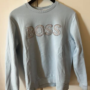 Ljusblå sweatshirt från BOSS - Säljer en ljusblå sweatshirt från BOSS, passar även storlek M, skriv privat för fler bilder.