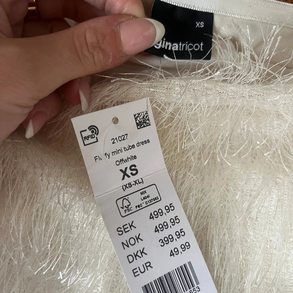 Vit fluffig kortklänning från Gina Tricot - 1