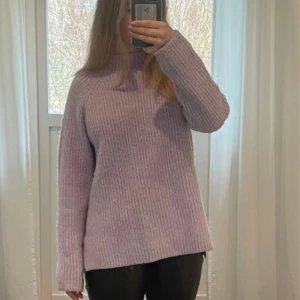 Ljuslila stickad tröja - Mysig skön stickad tröja. Slits där bak. Aldrig använd 