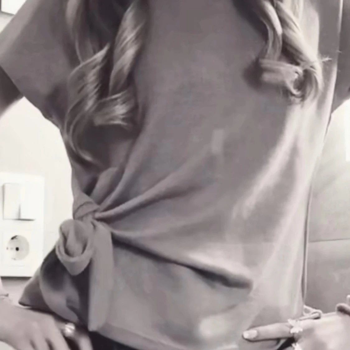 Beige omlottklänning med knyt i midjan - 1