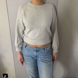 Ljusgrå stickad tröja - Superfin stickad tröja, köpt på vintage✨liten fläck på framsidan av tröjan, men syns knappt på avstånd❤️