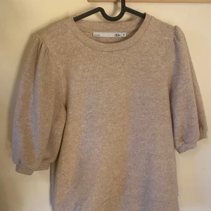 Beige tröja med puffärmar från lager 157 - Säljer en beige tröja från lager 157  med puffiga trekvartsärmar. Superfin att matcha med jeans eller kjol!
