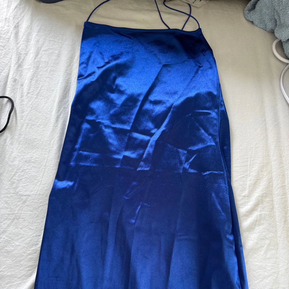 Blå satinklänning med smala axelband
