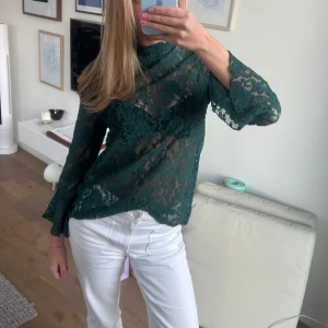 Mörkgrön spetsblus med volangärm - Fin mörkgrön blus i spets 🥰