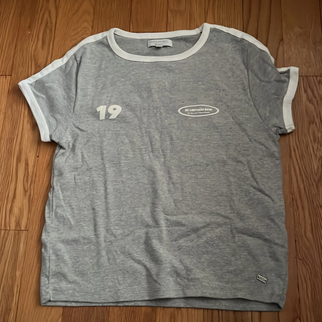 Grå t-shirt med vit text från Pull&Bear