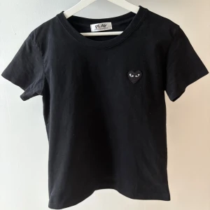 CDG T-shirt svart  - Ny skick, Storlek M , Passar till allt, 