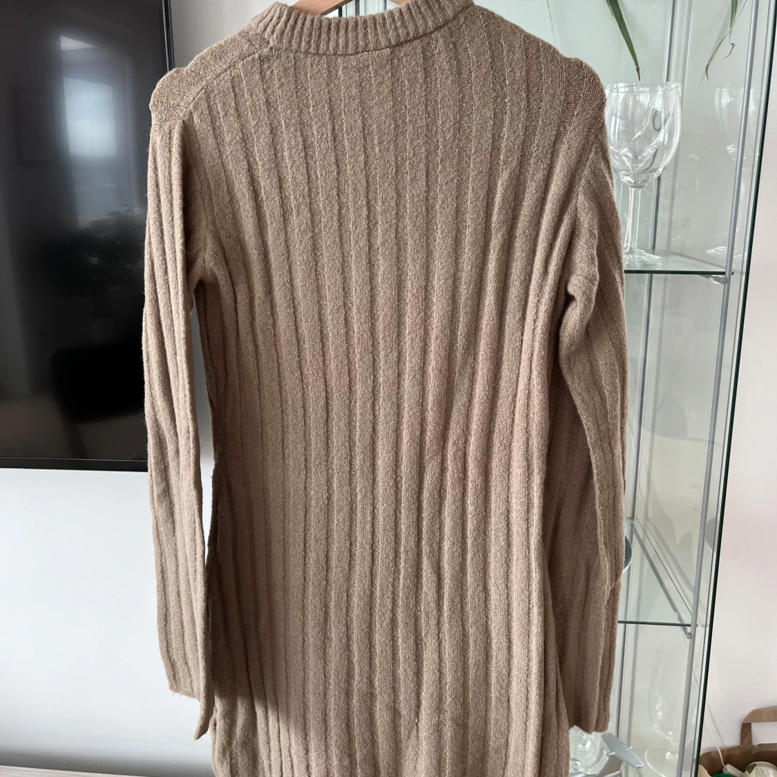 Beige ribbstickad långärmad klänning - 1