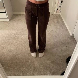 Juciy couture byxor - Bruna Juciy couture byxor som är jätte sköna att ha på sig. Har lite ljusare färg vid knäna men byxorna är lika fina ändå💗priset kan sänkas vid snabbt köp