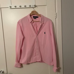Rosa skjorta från Polo Ralph Lauren - Säljer en klassisk rosa skjorta från Polo Ralph Lauren. Inget fel på den. Säljer för att den är för kort för mig. OBS Modellen är lite kort. 
